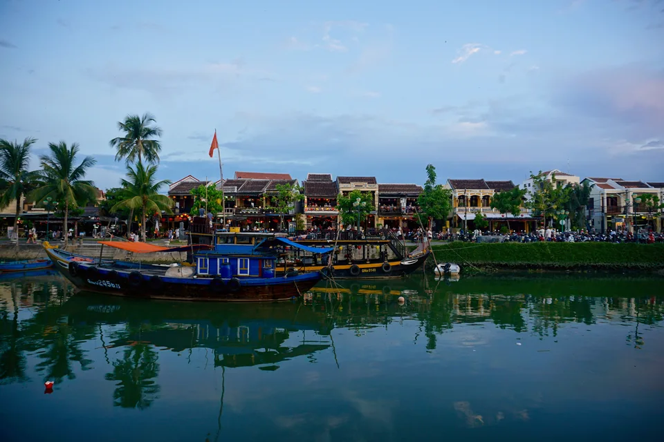 Những ngôi nhà phố cổ và thuyền bên sông Hội An